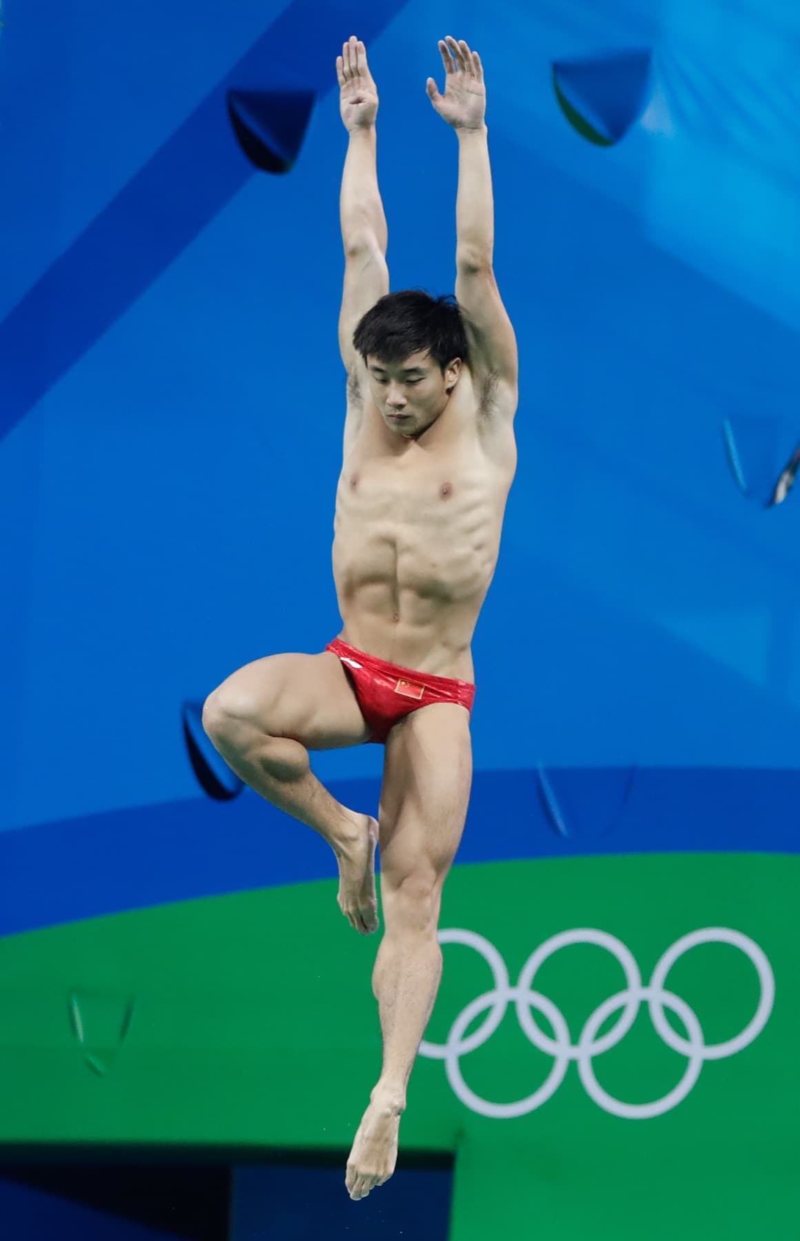 Cao Yuan competing for China at the Rio Olympics — the mid-air tightness and vertical entry that still define China’s scoring standard.